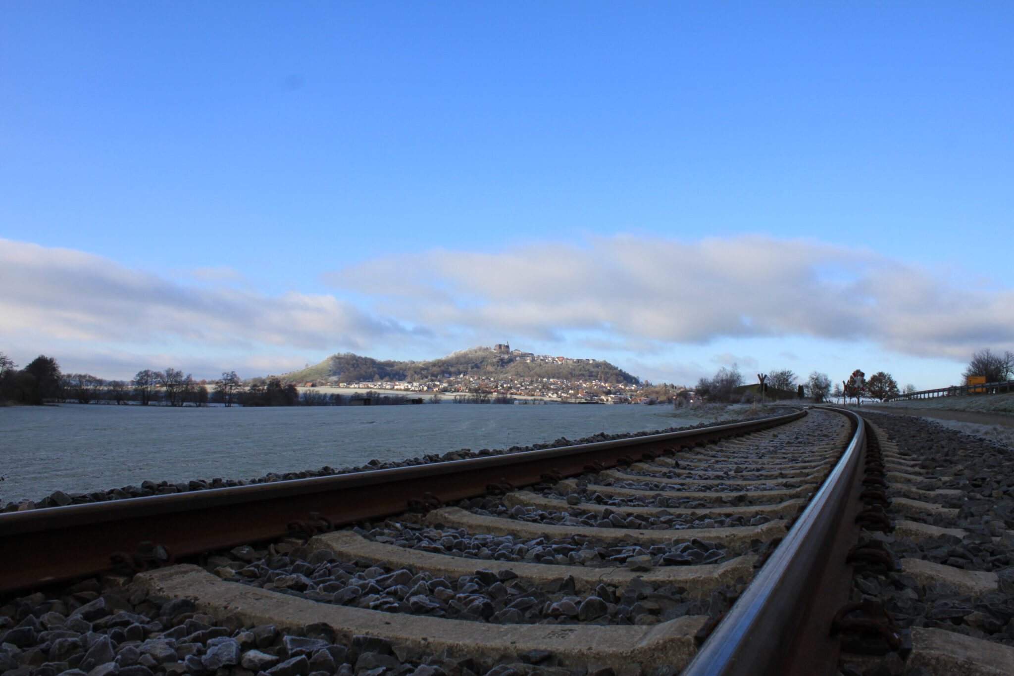 Amöneburg von Bahngleisen in Rüdigheim gesehen_02